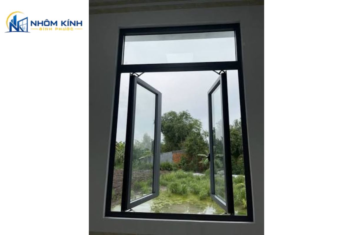 Cửa sổ nhôm Xingfa 2 cánh mở quay tạo khoảng thoáng rộng, lấy gió tốt, phù hợp phòng ngủ, phòng khách và phòng làm việc