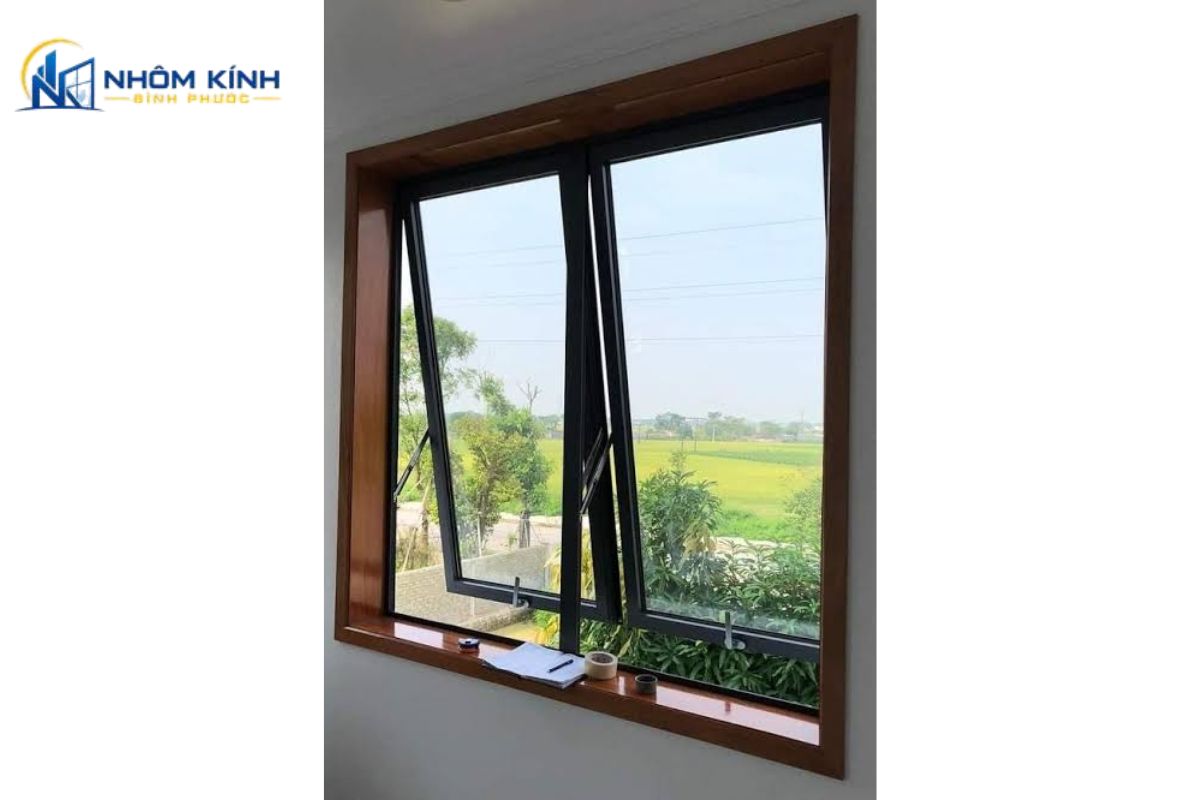 Cửa sổ nhôm Xingfa 2 cánh mở hất giúp thông gió thường xuyên, hạn chế mưa hắt, phù hợp phòng ngủ, cầu thang và hành lang