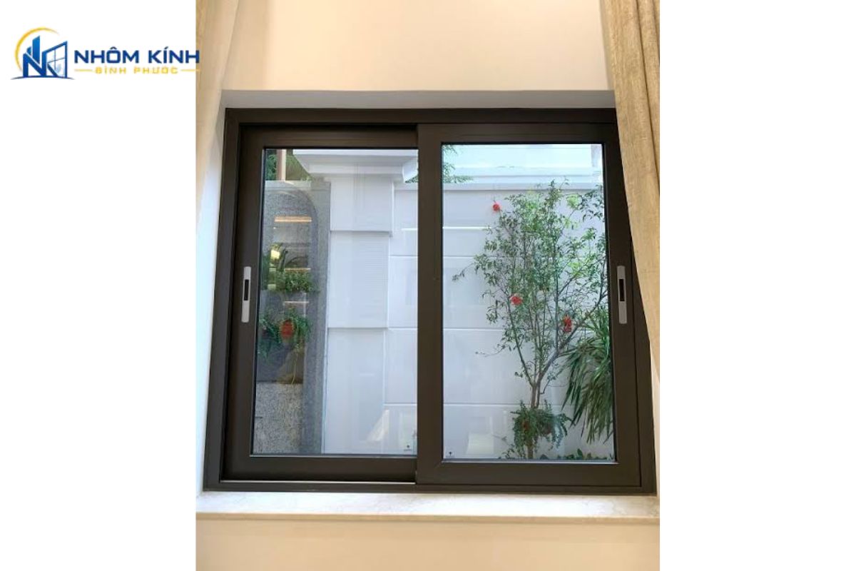 Cửa sổ nhôm Xingfa 2 cánh mở lùa hệ 93 trượt ngang gọn, tiết kiệm diện tích, phù hợp nhà phố, ban công nhỏ và hành lang