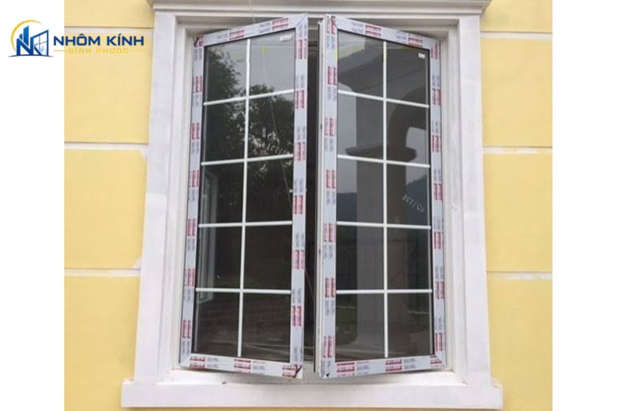 Cửa sổ nhôm Xingfa 2 cánh có khung chắc chắn, lấy sáng tốt, hỗ trợ cách âm, đa dạng kiểu mở và dễ phối với kiến trúc hiện đại