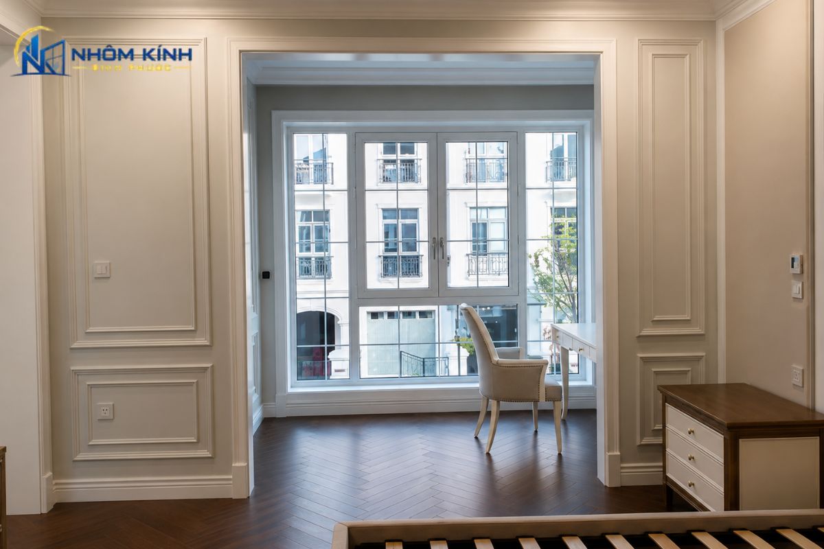 Cửa sổ nhôm Xingfa 2 cánh cho phòng ngủ giúp lấy sáng, thông gió và tăng sự riêng tư với kiểu mở quay hoặc mở hất