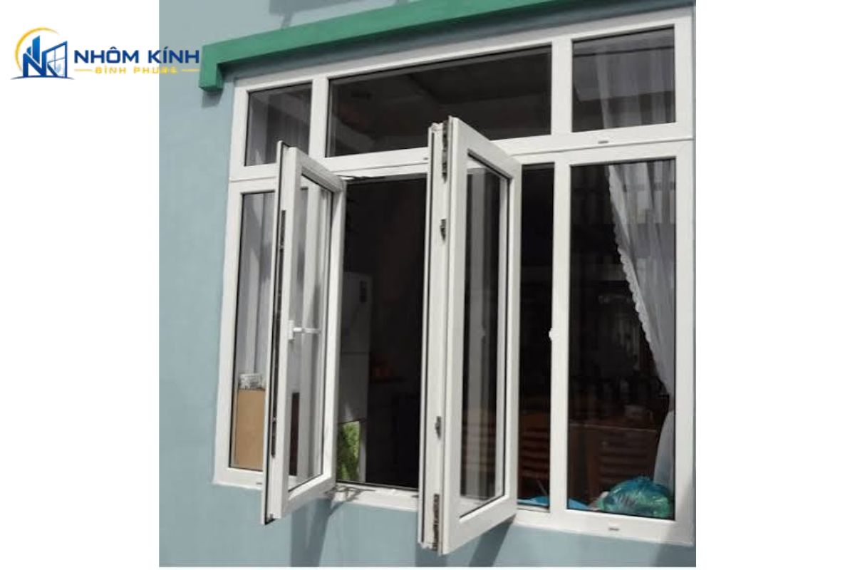 Cửa sổ nhôm Xingfa 2 cánh cho phòng khách tạo mảng kính rộng, tăng ánh sáng tự nhiên, mở tầm nhìn và hài hòa với kiến trúc