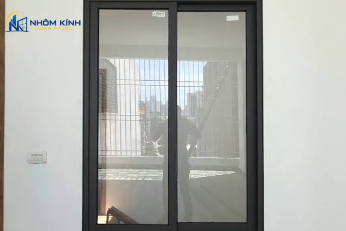Cửa sổ nhôm Xingfa 2 cánh cho phòng làm việc giúp lấy sáng, thông gió, hạn chế tiếng ồn và tối ưu diện tích với kiểu mở phù hợp