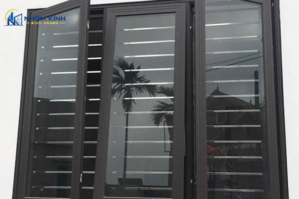 Cửa sổ nhôm Xingfa mở quay hệ 55 cho độ mở rộng, thông thoáng và thuận tiện sử dụng cho phòng ngủ, phòng khách