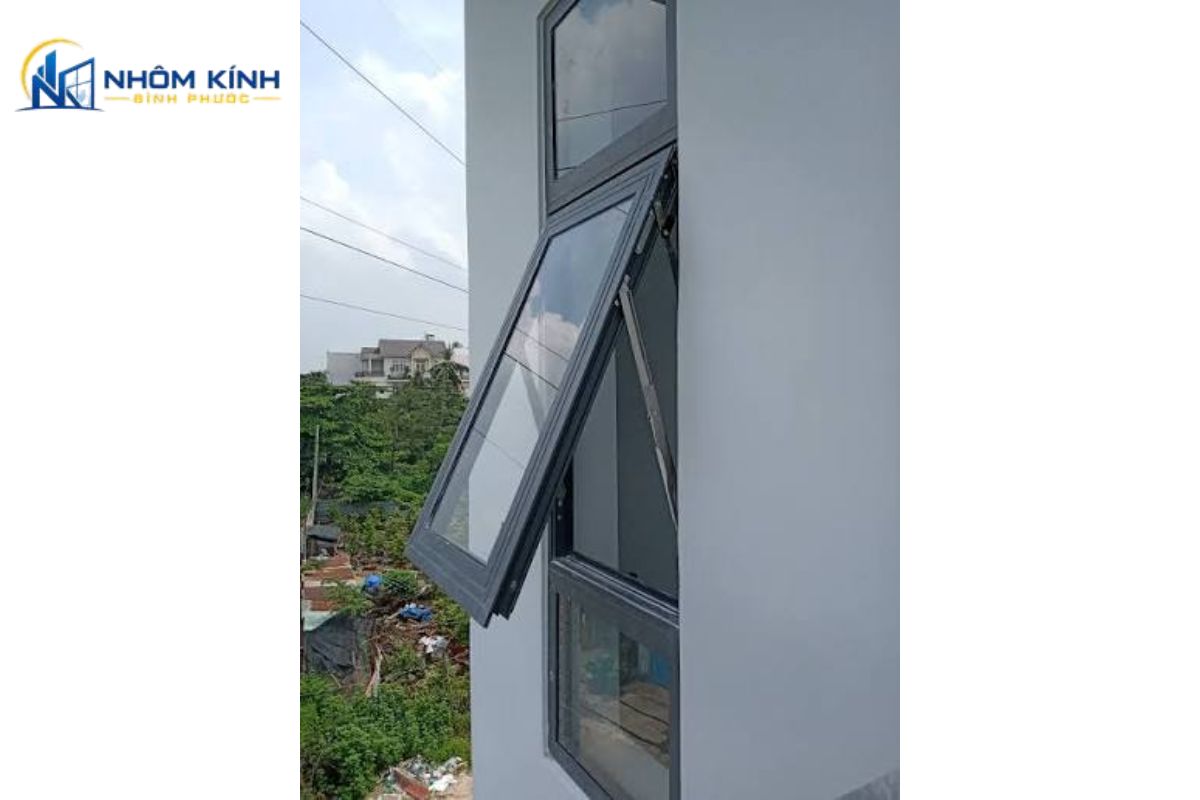 Cửa sổ nhôm Xingfa mở hất hệ 55 giúp lấy gió thường xuyên, thông thoáng và hạn chế mưa hắt vào bên trong