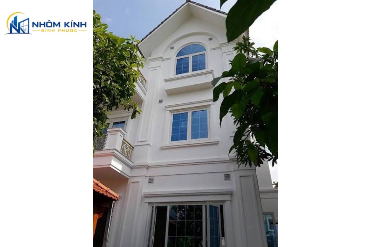 Cửa sổ nhôm Xingfa cho biệt thự đa dạng kiểu mở, dễ phối màu nhôm, kính và chia đố hài hòa với mặt tiền