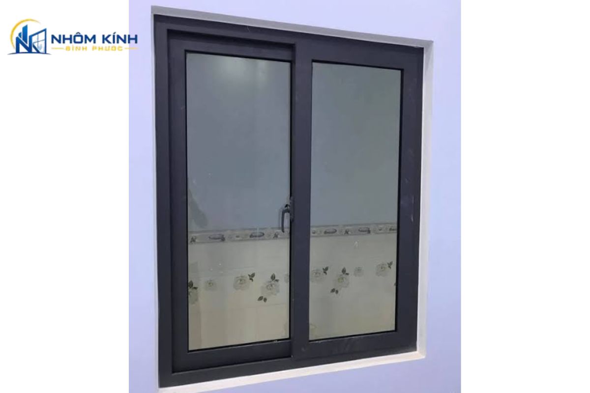 Cửa sổ nhôm Xingfa cho văn phòng linh hoạt mở lùa hoặc mở quay, giúp tối ưu diện tích và phù hợp nhiều kích thước ô cửa