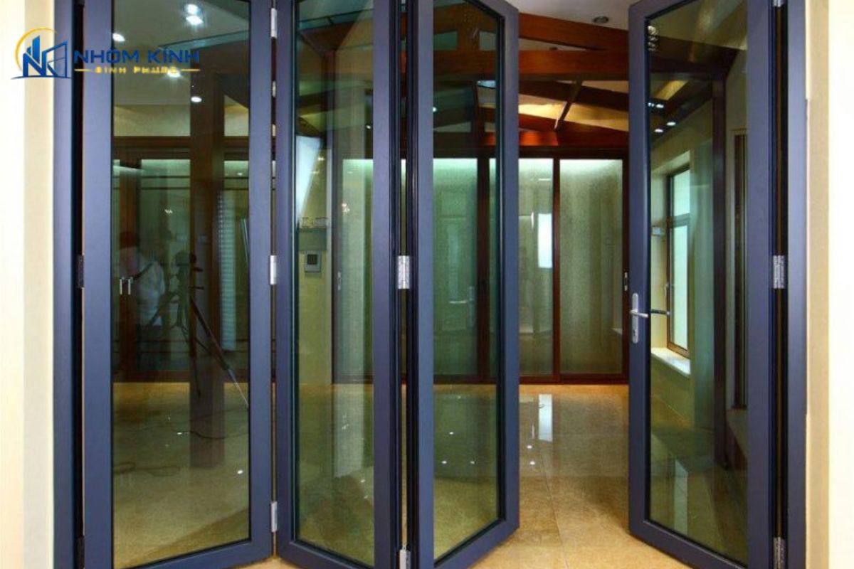 Cửa xếp trượt nhôm xingfa vận hành theo cơ chế trượt ray và gấp gọn các cánh về một hoặc hai bên, giúp tối ưu không gian mở thông thoáng cho công trình