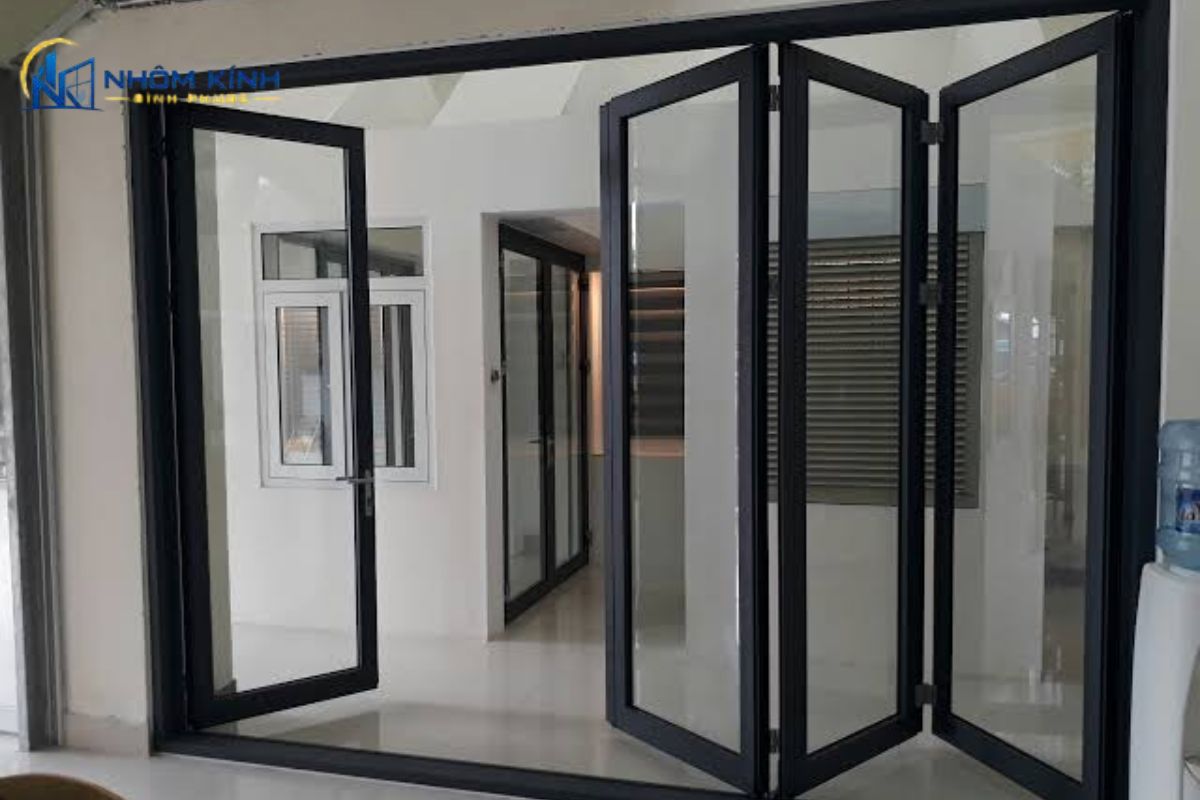 Mẫu cửa xếp trượt nhôm Xingfa 4 cánh thiết kế quy cách 3-1 hoặc 2-2 linh hoạt, giúp tối ưu lối đi mặt tiền nhà phố và ra sân vườn