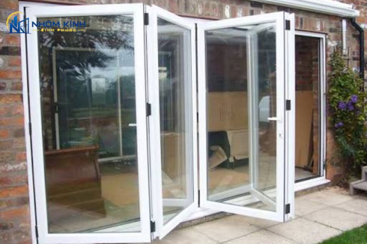 Ưu điểm vượt trội của cửa xếp trượt nhôm xingfa giúp tối ưu 99% diện tích không gian, chịu lực tốt, vận hành êm ái, cách âm cách nhiệt và chống nước hiệu quả