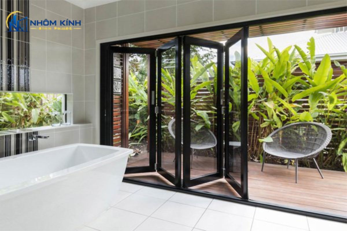 Ứng dụng thực tế của cửa nhôm hệ xếp trượt làm cửa chính mặt tiền, cửa ra ban công sân vườn và vách ngăn phòng giúp tối ưu không gian sống linh hoạt